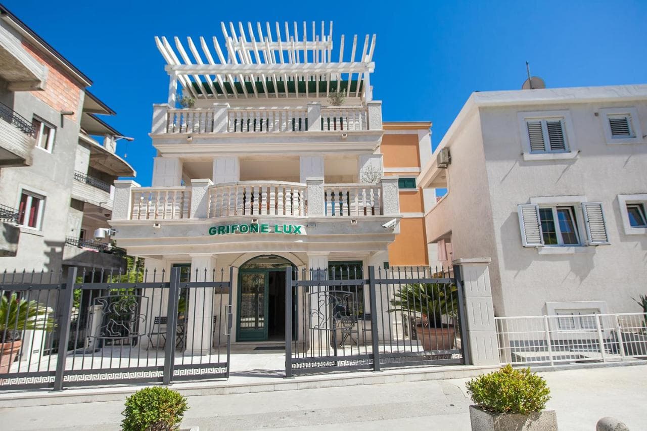 Hotel in Igalo - Photo 1