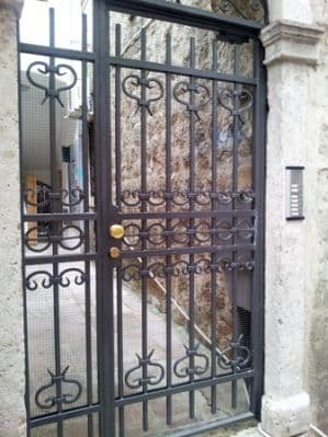 2012-05-12 ulaz u zgradu.JPG