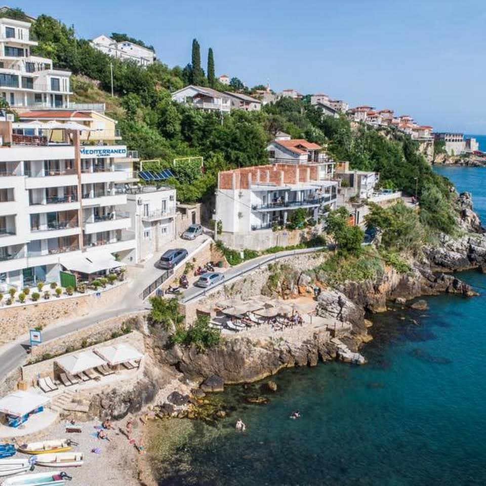 Hotel in Ulcinj - Photo 1