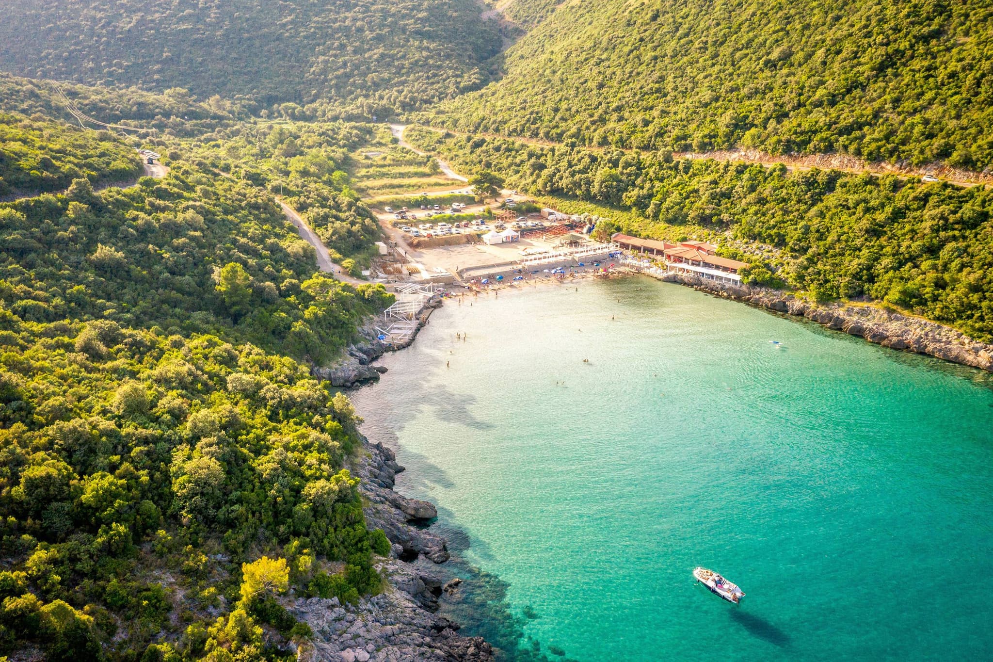 Provedite Odmor na Rajskim Plažama Plavog Jadrana